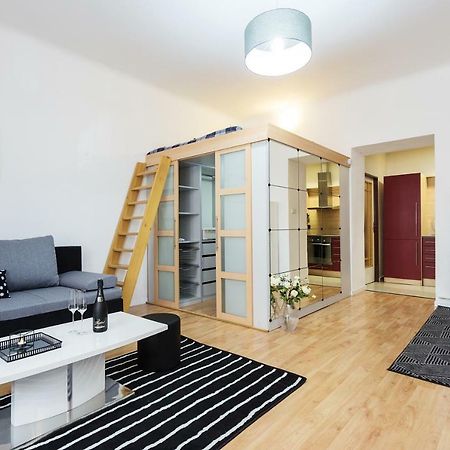 Stylish Apartment On Riverside Prague Exterior photo